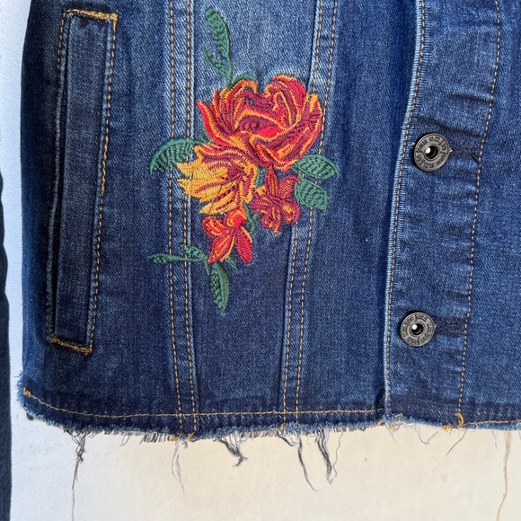 NWT jean JACKET denim -Colorful Floral Embroidery- fringe sleeve/hem S M - Picture 15 of 17